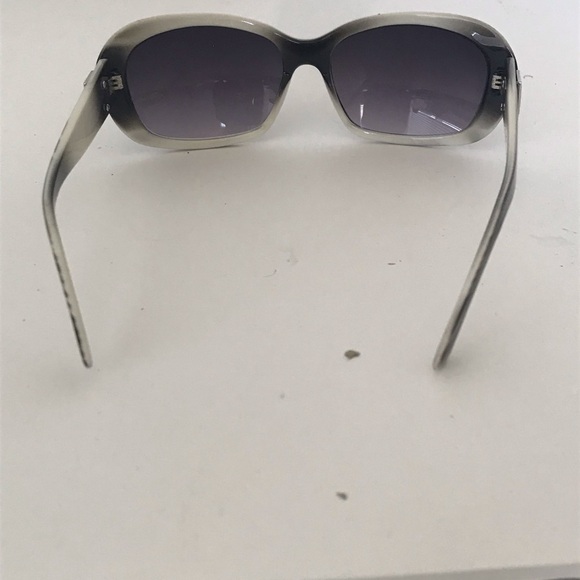 Liz Claiborne Black and White Striped Sunglasses 🔴 - Picture 4 of 6